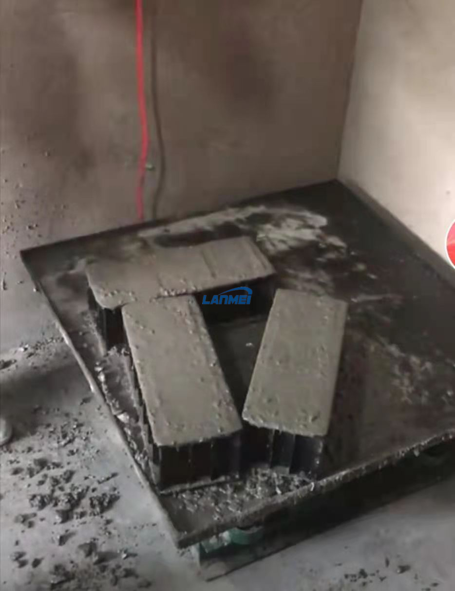 Beton titreşim masası
